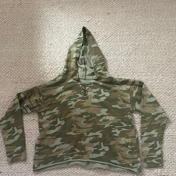 Cropped Camo justice sweatshirt - Picture 1 of 3